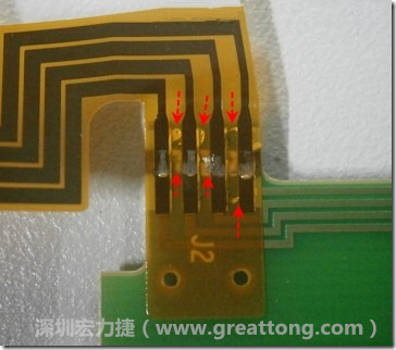 這張圖所顯示的，PCBA工廠實際進行HotBar(熱壓熔錫焊接)焊接的時候，經常會出現這類焊墊之間短路的問題，下面的圖示為比較嚴重的案例，大部分都只有部份溢錫，但這對品質信賴杜已經產生了及大的為害，既使現在測試沒有出現問題，難保在高溫膏濕的環境下不會出現電子遷移(Electromigration)的現象。